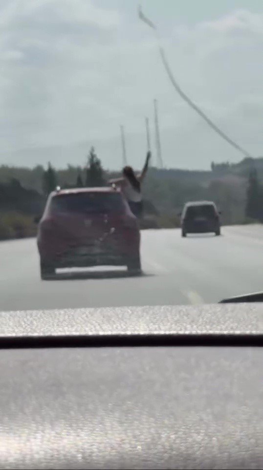 otoyolda-seyir-halindeki-cipte-tehlikeli-yolculuk