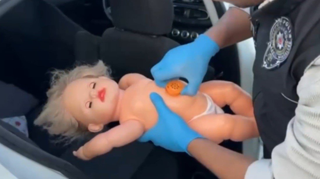 oyuncak-bebekten-uyusturucu-cikti