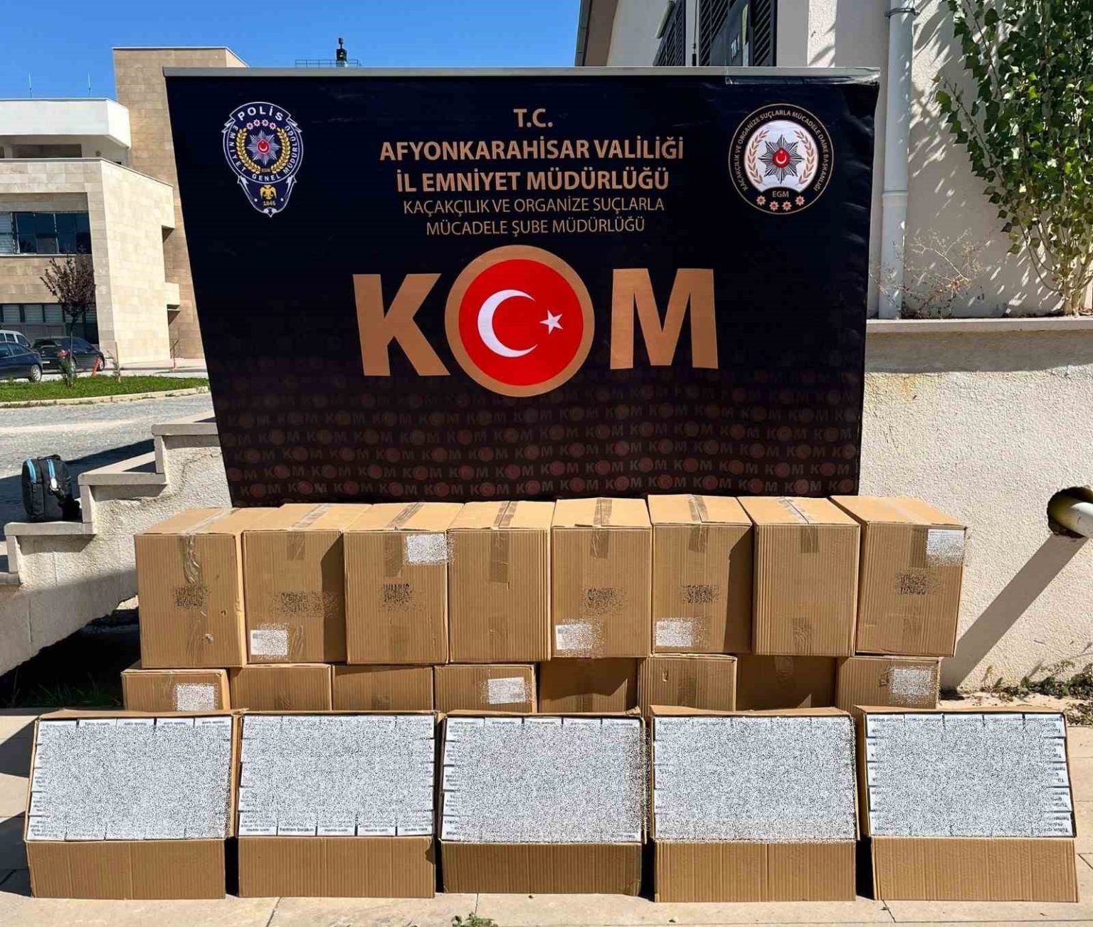 polis-210-bin-adet-sahte-bandrollu-bos-makaron-ele-gecirdi