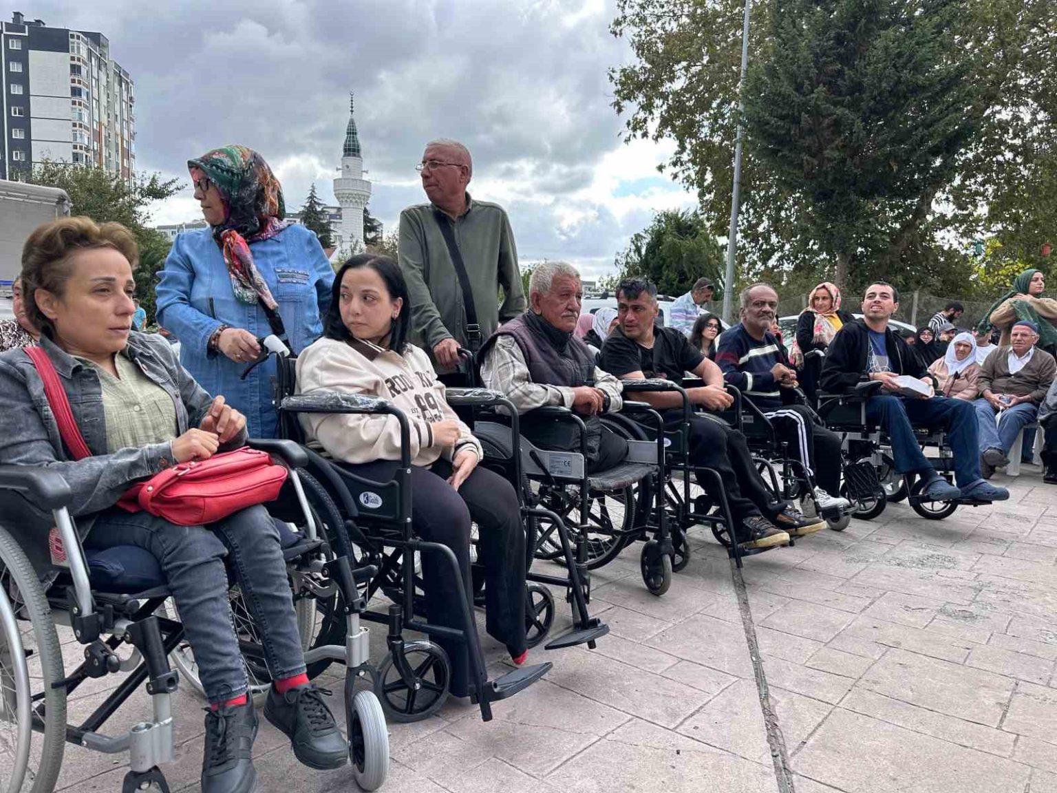 polis-memurundan-ihtiyac-sahibi-engellilere-akulu-sandalye-destegi