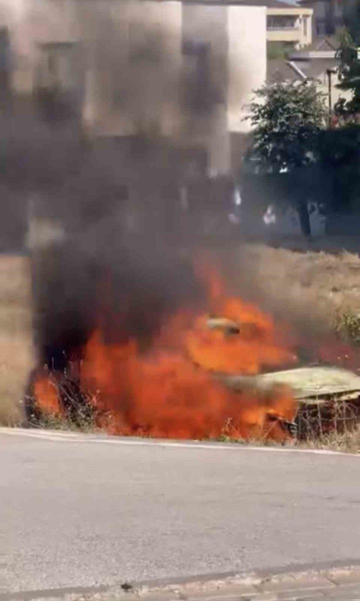 terk-edilmis-otomobil-alev-alev-yandi