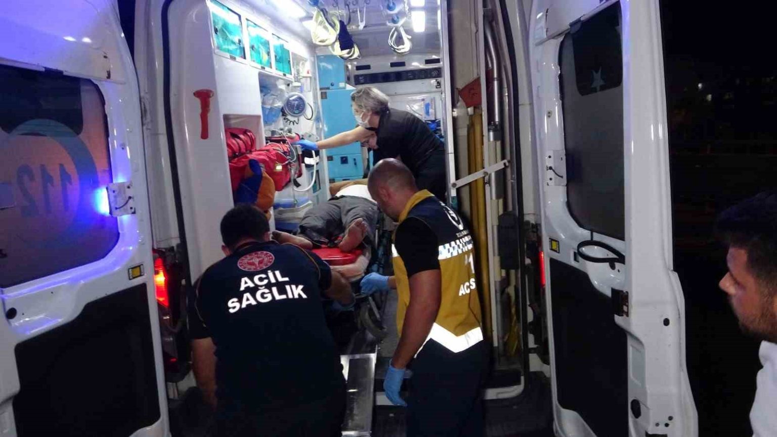 tirla-otomobil-carpisti-hurdaya-donen-otomobildeki-surucu-yaralanmadi-tir-surucusu-kabinde-sikisti