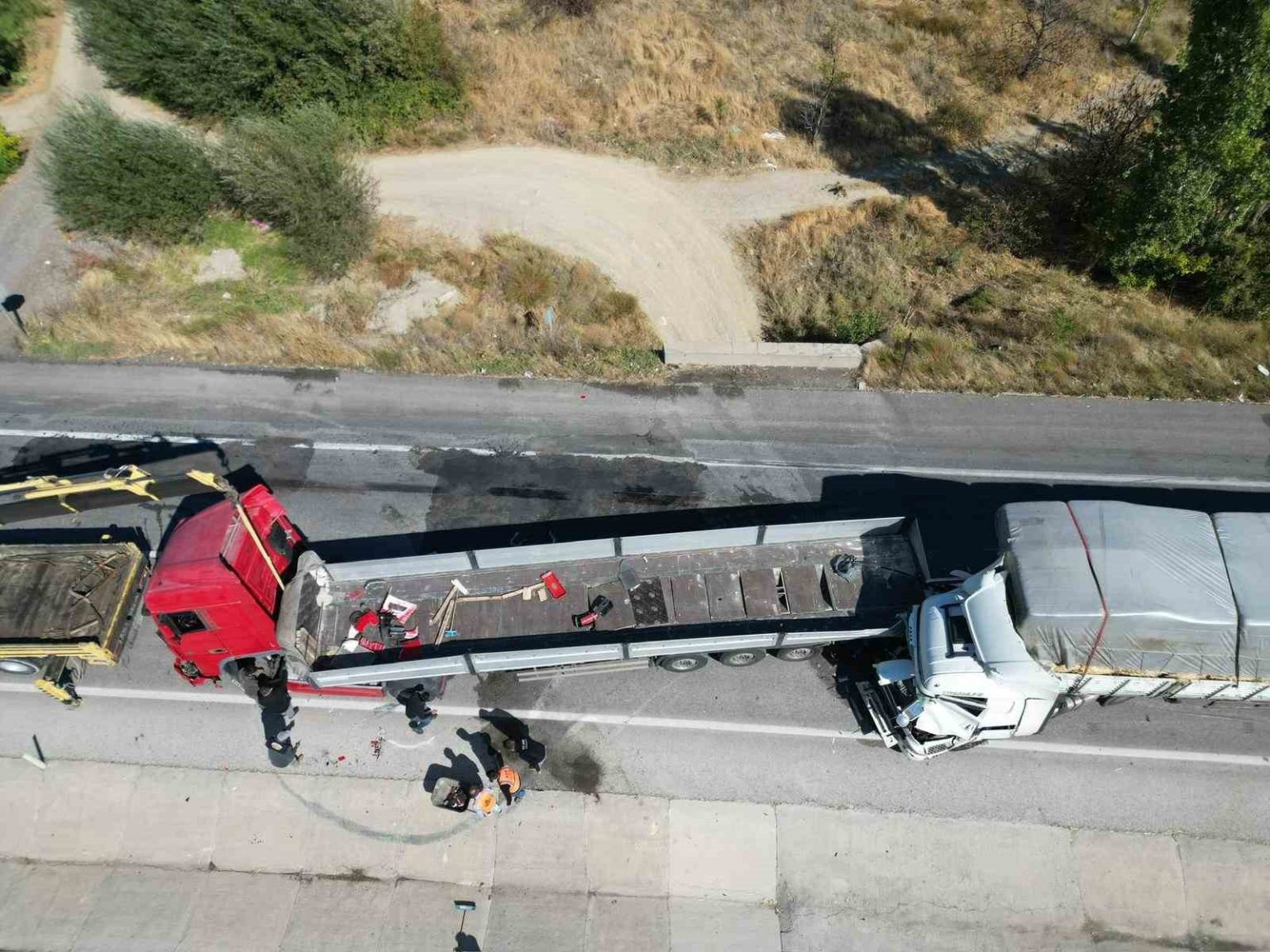 tirlarin-carpistigi-kazada-2-kisi-yaralandi