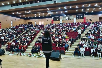 agri-emniyetinden-universite-ogrencilerine-guvenli-yasam-ve-bilincli-internet-egitimi