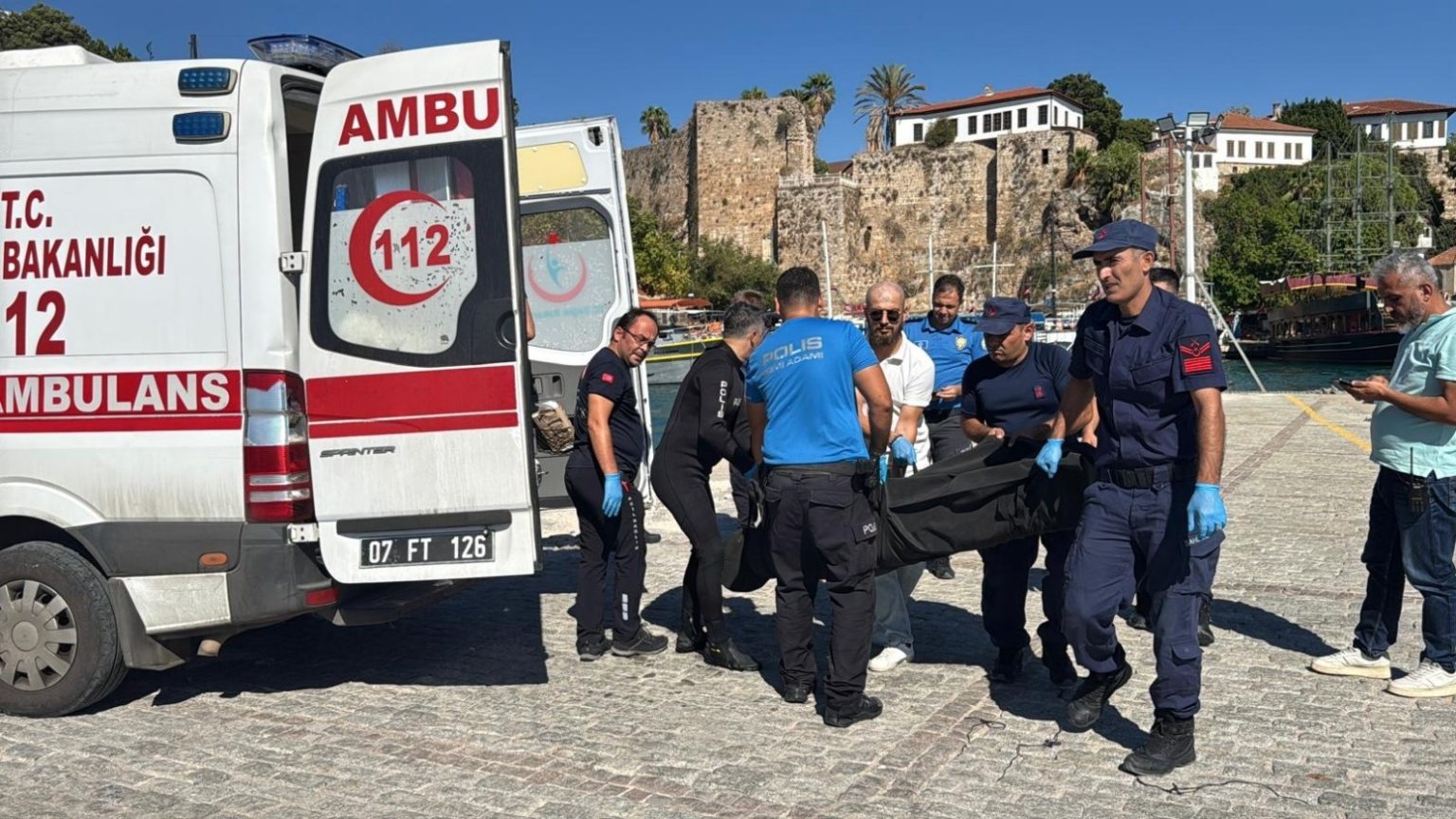 antalyada-falezlerden-dusen-genc-kiz-hayatini-kaybetti