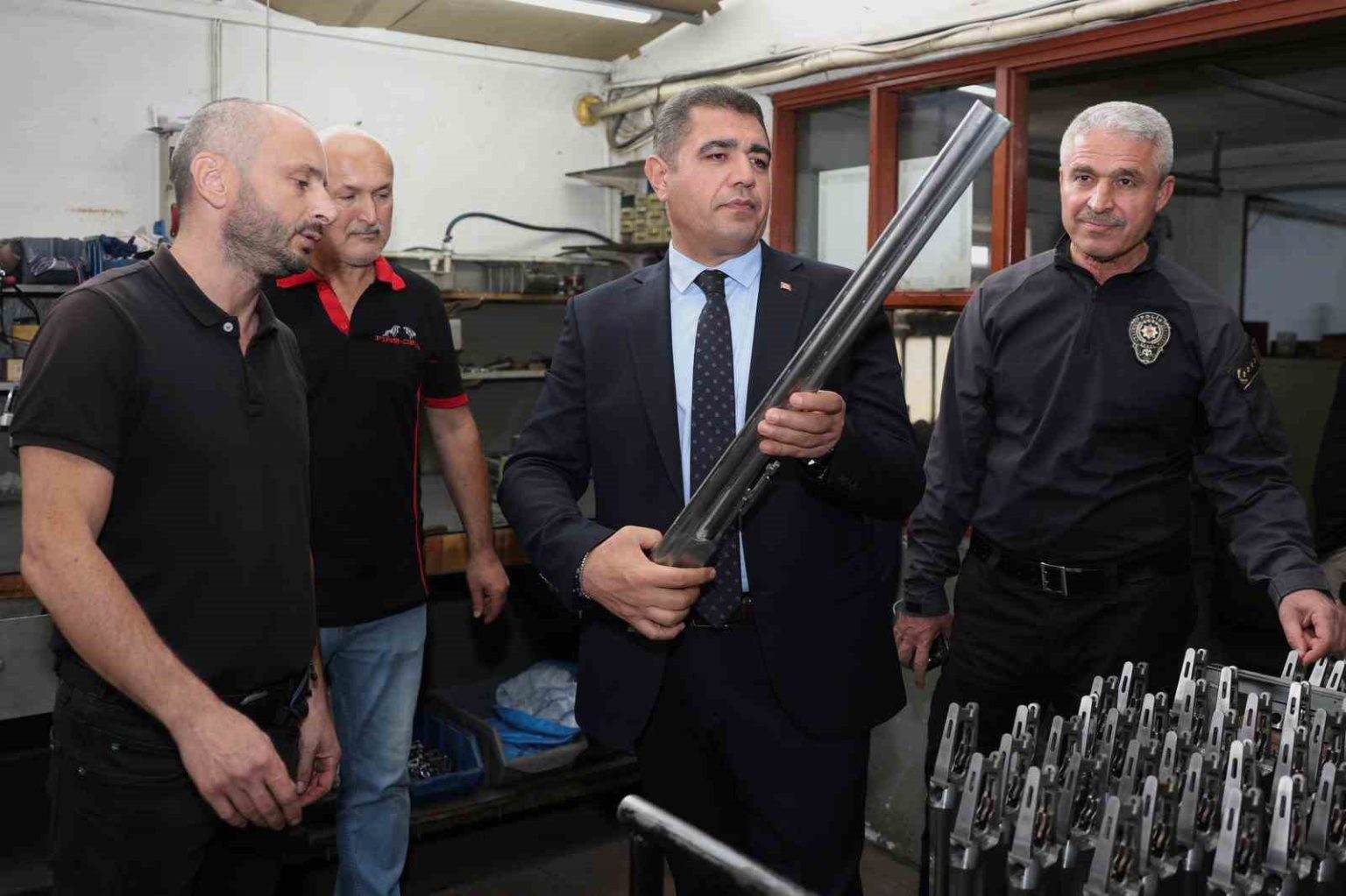 av-tufegi-uretim-merkezinde-inceleme