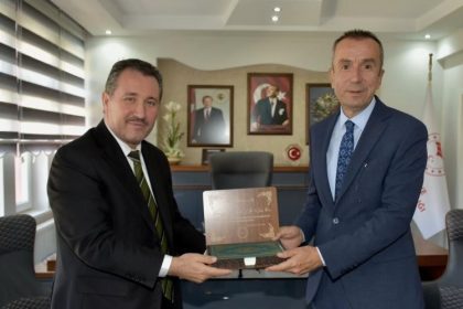 bilecik-il-muftusu-dilekten-tarim-muduru-ayvalika-kuran-i-kerim-hediyesi