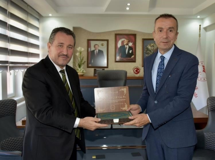 bilecik-il-muftusu-dilekten-tarim-muduru-ayvalika-kuran-i-kerim-hediyesi