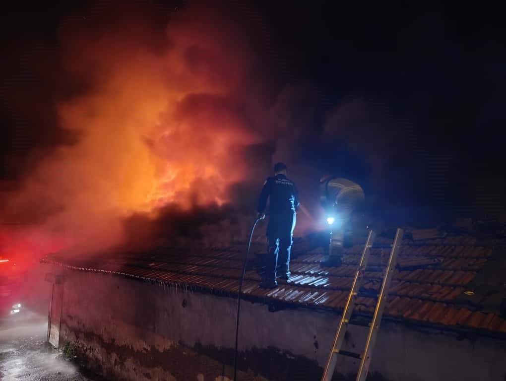 bursada-4-dukkan-alevlere-teslim-oldu