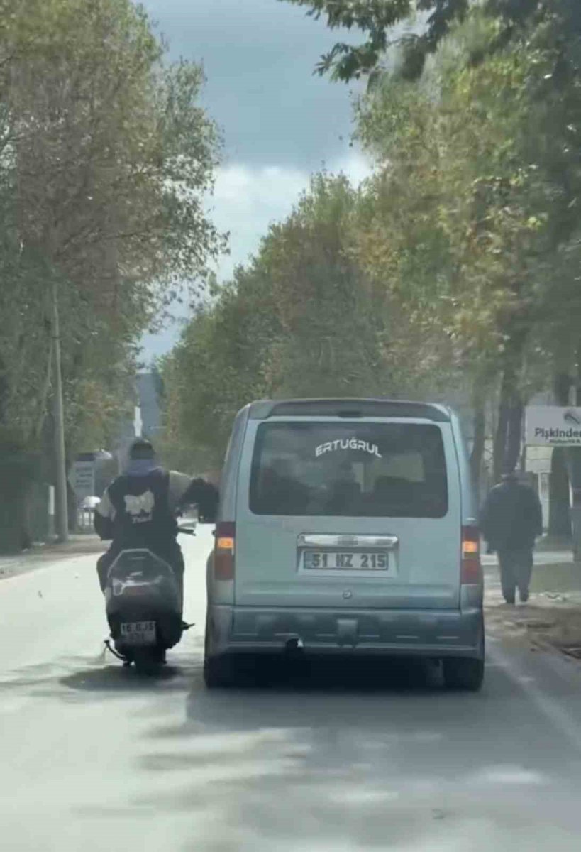 bursada-trafikte-tehlikeli-anlar-kamerada-sohbet-etmek-icin-seyir-halindeki-araca-yaslandi