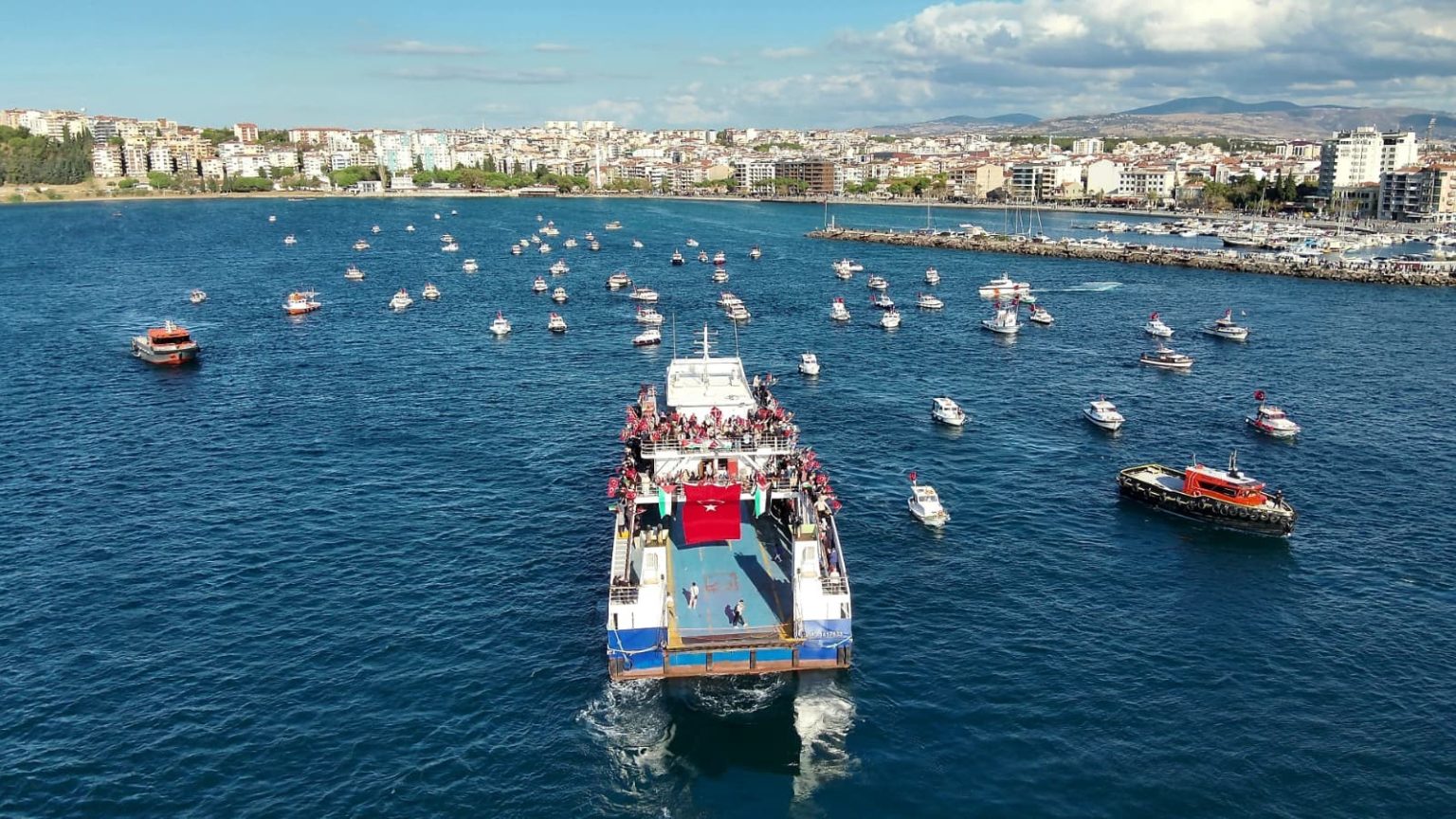 canakkale-bogazinda-sumud-filosuna-destek-turu