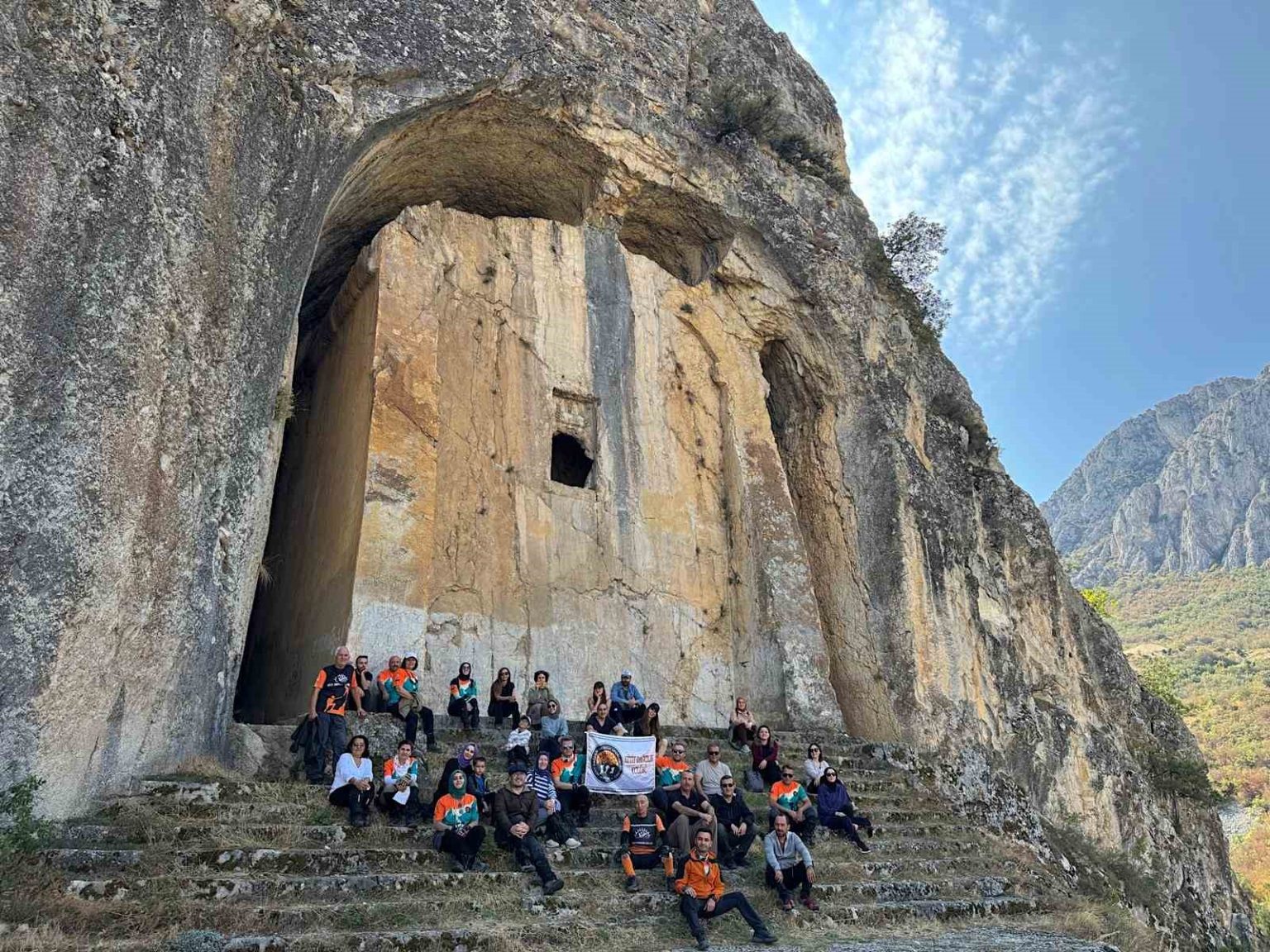 corumun-gizemli-kaya-mezari-buyuk-ilgi-goruyor