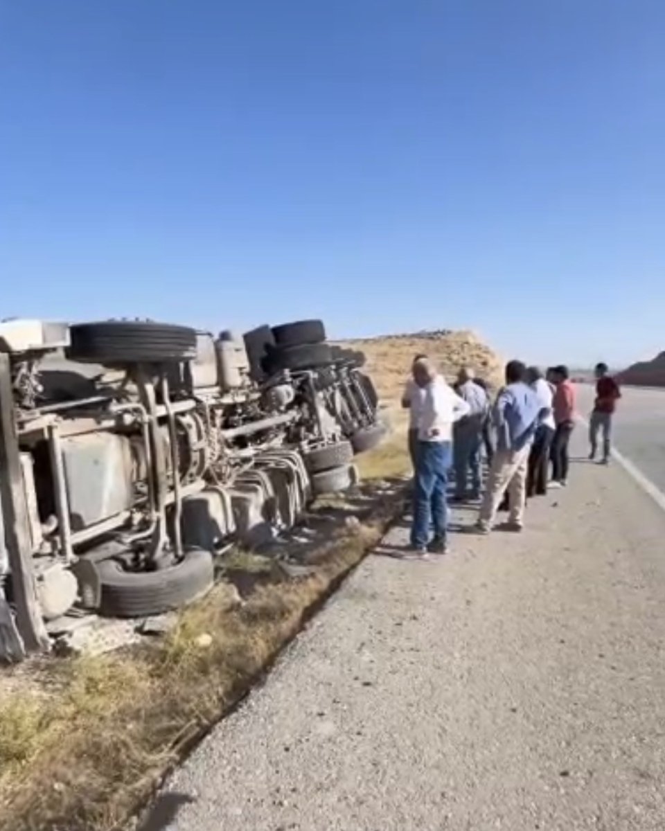 devrilen-kamyonun-surucusu-hafif-yaralandi