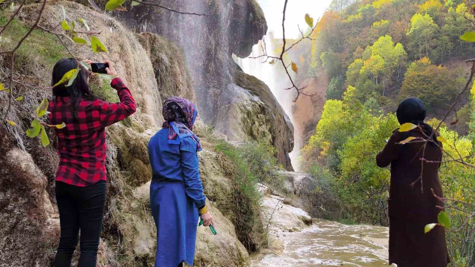 dipsizgol-selalesi-sonbahar-guzelligiyle-mest-ediyor