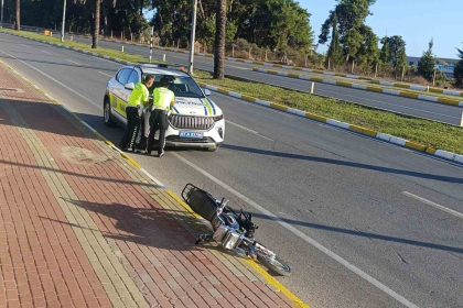 dur-ihtarina-uymayan-surucu-kaza-yapinca-motosikleti-birakip-kacti