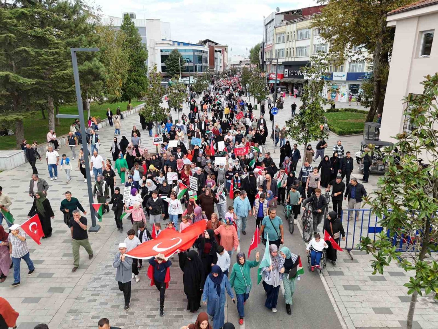 duzcede-yuzlerce-kisi-filistine-destek-icin-bulustu