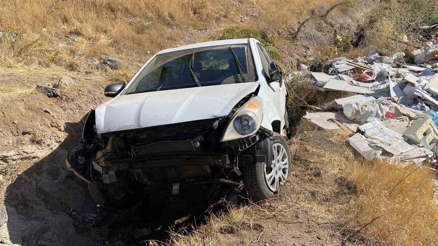 elazigda-otomobil-sarampole-uctu-3-yarali