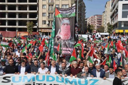 elazigda-sumud-filosu-icin-yuruyus-yapildi