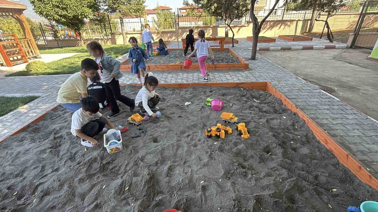 erbaada-okul-bahcesi-sinifa-donustu-minikler-dogayla-ogreniyor