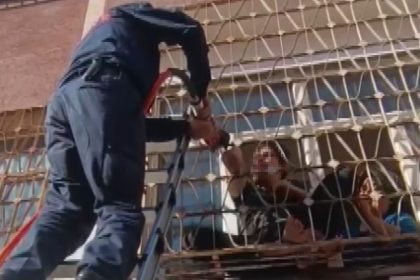 evindeki-demir-parmakliklara-kolu-sikisan-engelli-vatandasi-itfaiye-kurtardi