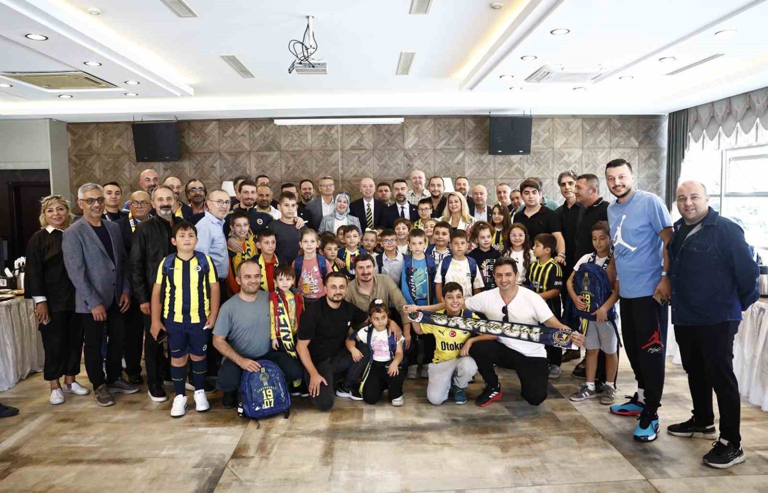 fenerbahce-gittigi-deplasmanlardaki-okullara-kirtasiye-malzemesi-destegi-verecek