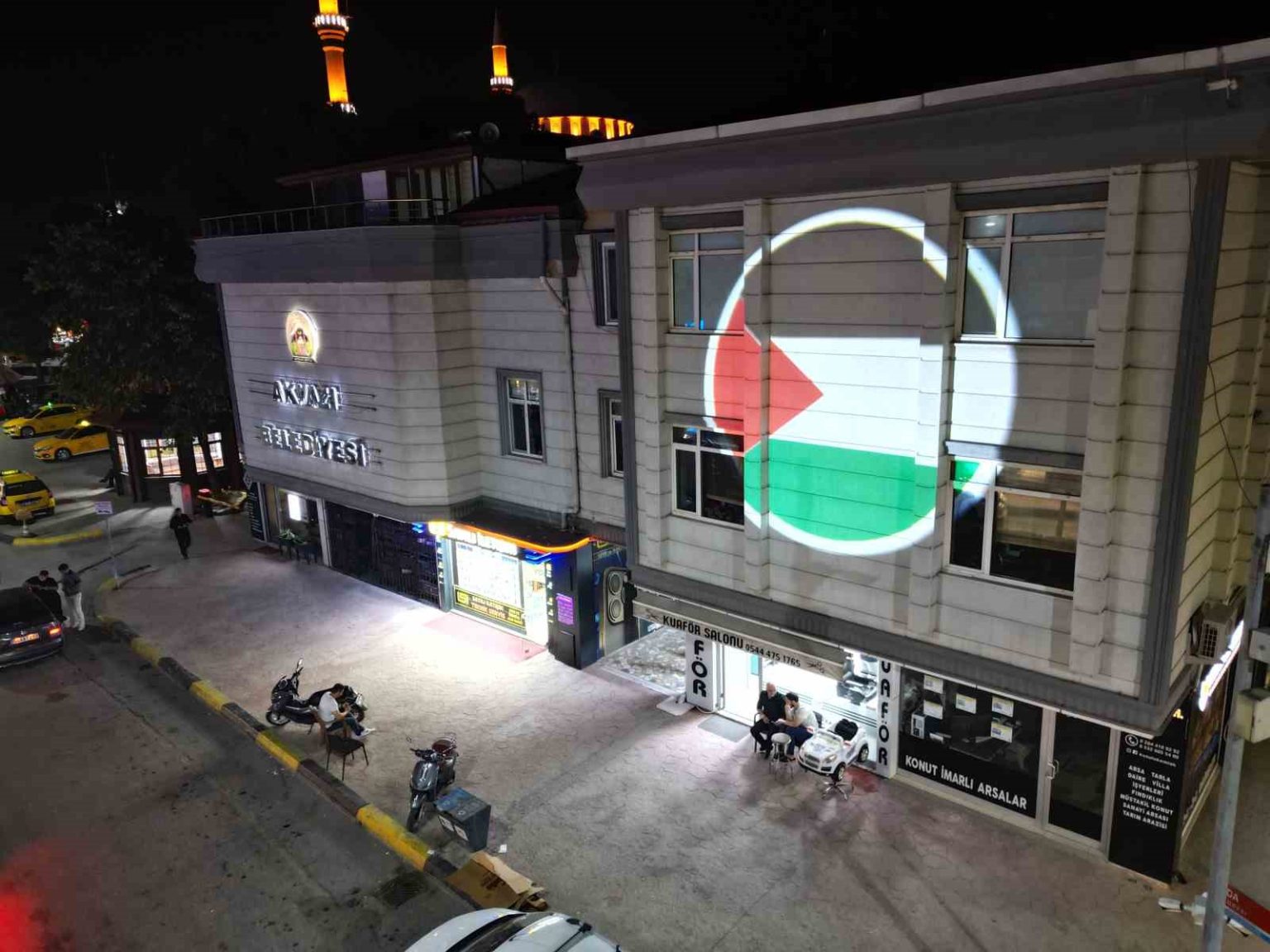 filistin-icin-birlik-mesaji-belediye-ve-araclari-bayraklarla-donatildi