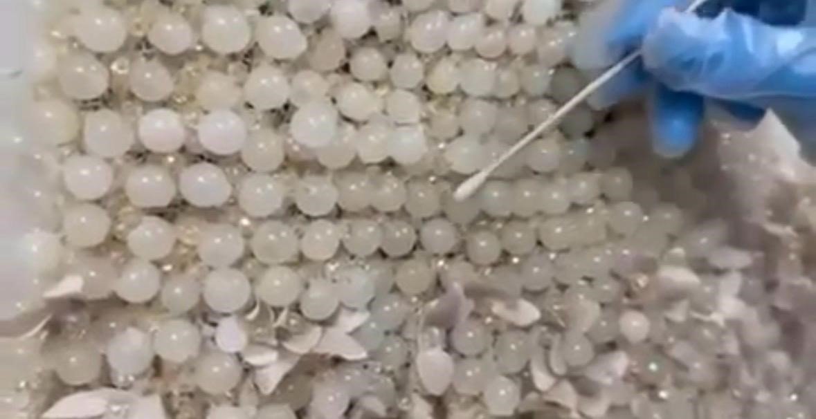 gelinligin-uzerine-boncuk-seklinde-islenmis-25-kilo-uyusturucu-ele-gecirildi