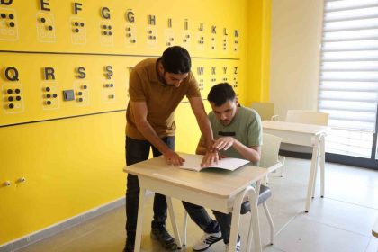 gorme-engelli-egitmen-ogrencilerine-bagimsizligi-hediye-ediyor