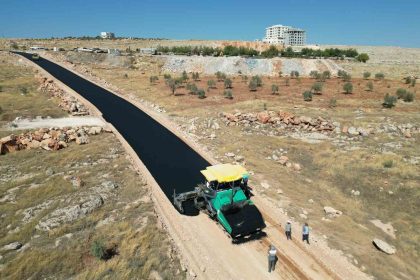 halfeti-bozova-grup-yolunda-asfalt-serimine-baslandi