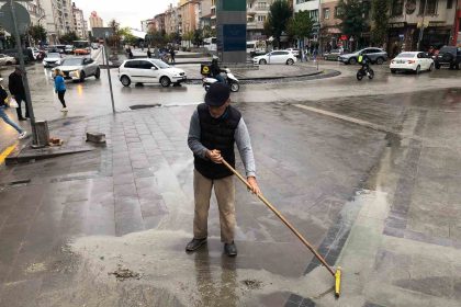hatboyu-caddesini-gorevliler-degil-63-yasindaki-vatandas-temizledi