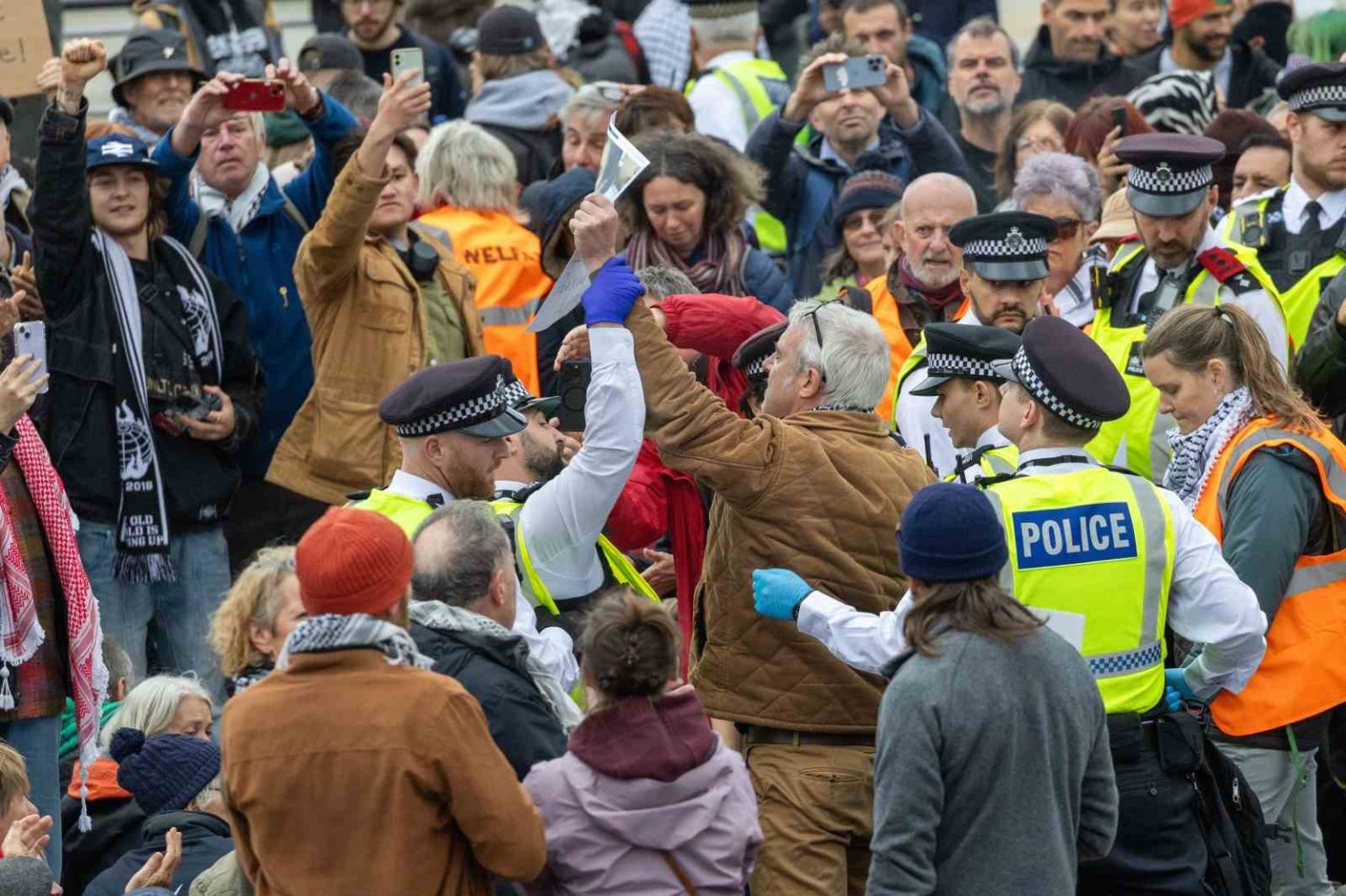 ingilterede-dun-gerceklestirilen-filistine-destek-protestolarinda-gozalti-sayisi-492ye-yukseldi