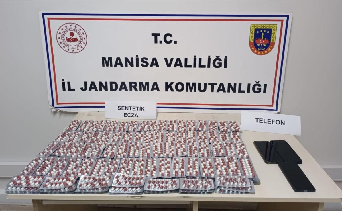jandarma-durdurdu-binlerce-sentetik-hap-ele-gecirdi