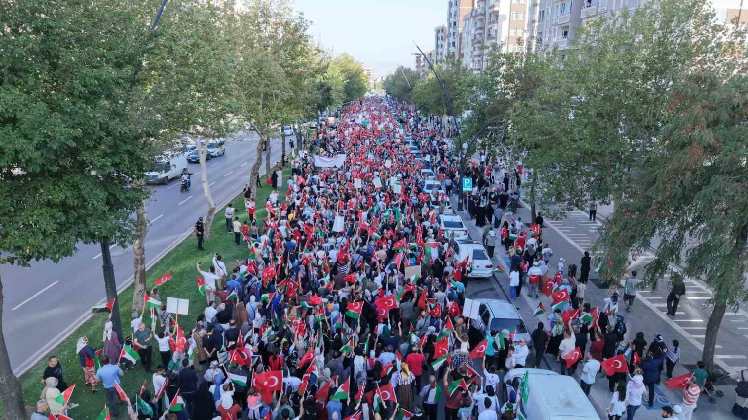 kahramanmarasta-binlerce-kisi-filistine-destek-icin-yurudu