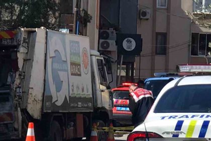 kamyonun-carptigi-yasli-adam-hayatini-kaybetti