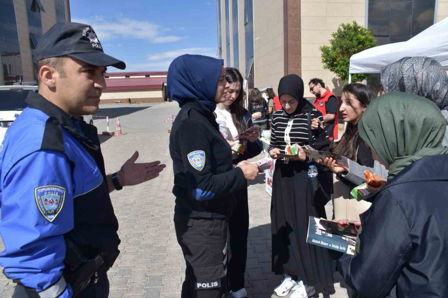 karsta-polis-universite-ogrencilerini-bilgilendirdi