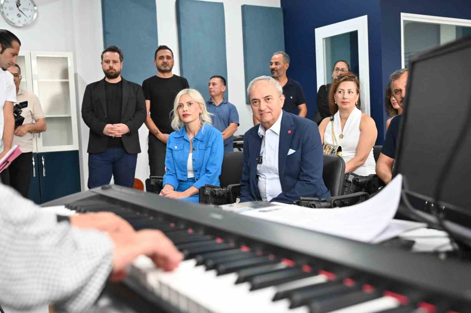 kepez-belediyesinden-sehit-celal-ozcan-anadolu-lisesine-muzik-sinifi