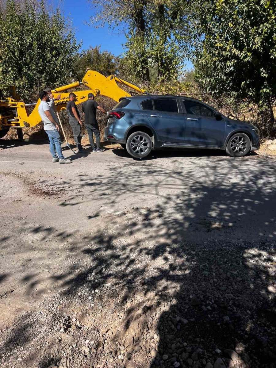 kurtalanda-cukura-dusen-arac-kepce-yardimiyla-cikartildi