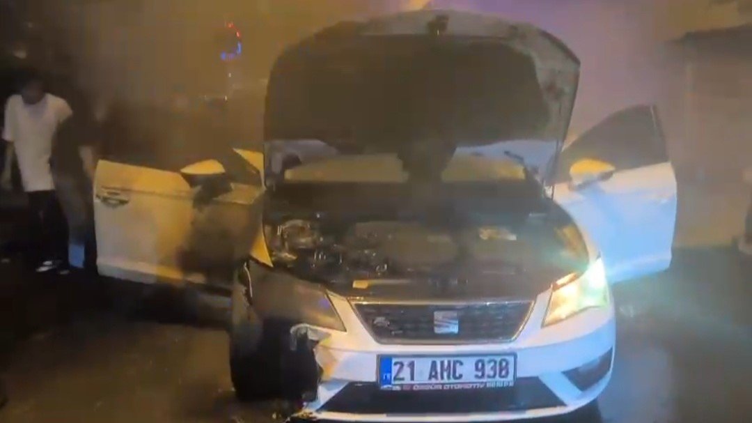 kurtalanda-seyir-halindeki-arac-alev-aldi