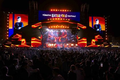 malatya-kultur-yolu-festivalinde-ebru-yasardan-gorkemli-baslangic