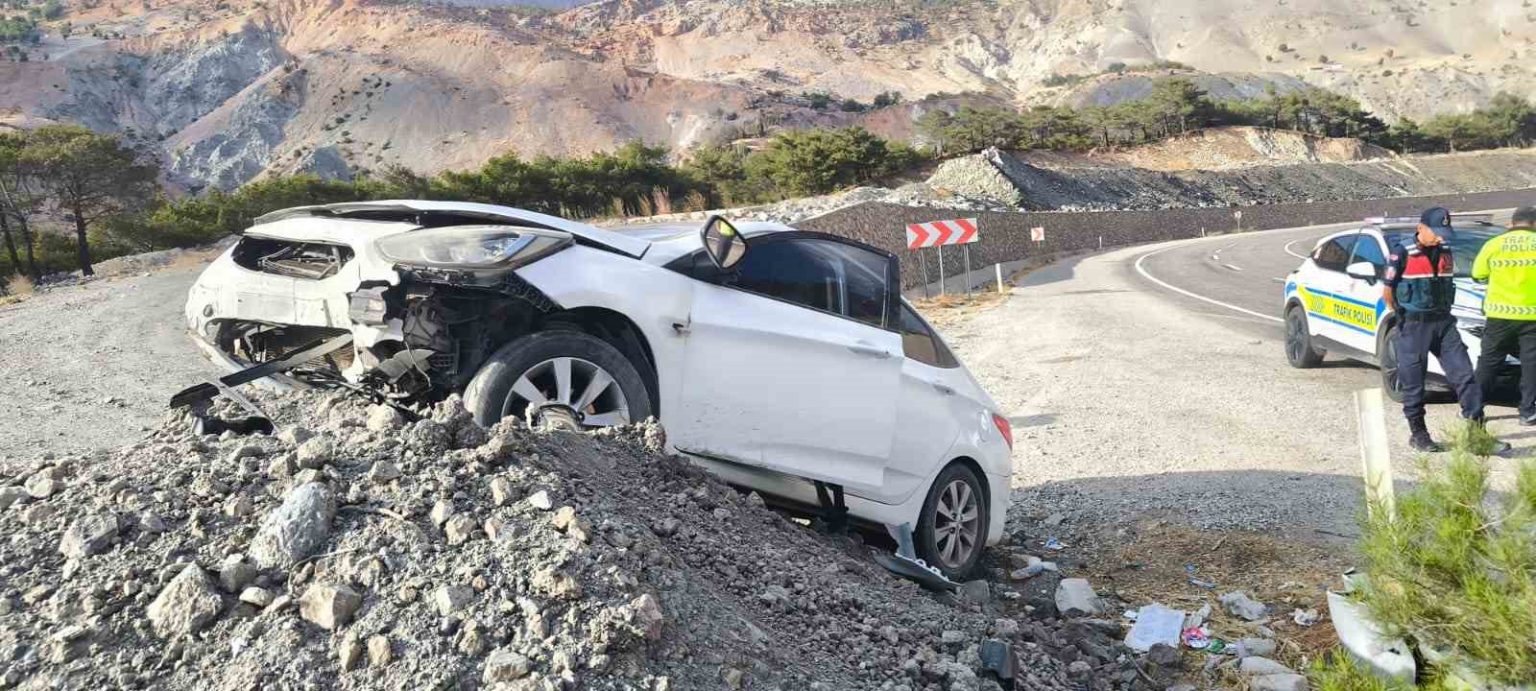 malatyada-kontrolden-cikan-arac-toprak-yiginina-carpti-1-yarali