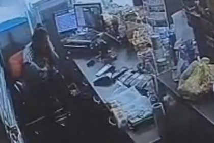 manisada-eski-es-dehseti-kucagindaki-bebege-aldirmadan-defalarca-bicakladi