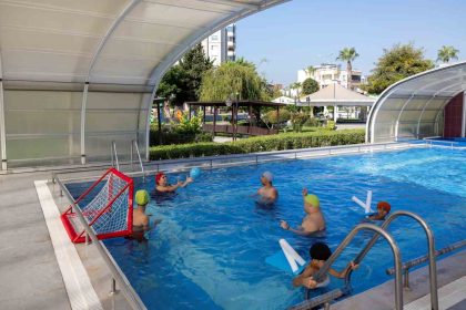 mersinde-ozel-bireyler-hem-yuzme-ogreniyor-hem-sosyallesiyor