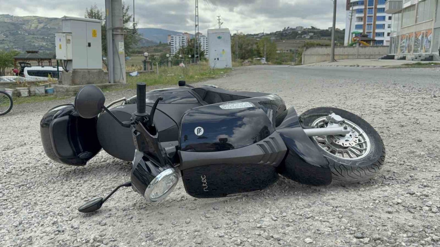 motosiklet-mucurlu-yolda-devrildi-kaza-ani-kamerada