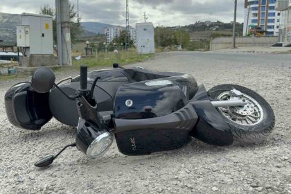 motosiklet-mucurlu-yolda-devrildi-kaza-ani-kamerada