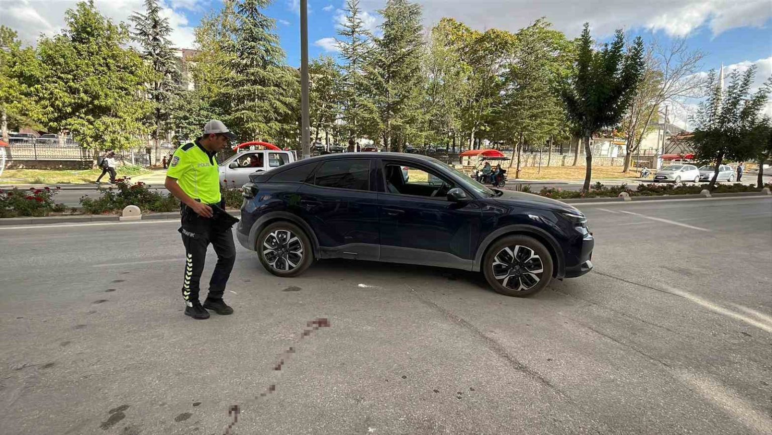 otomobille-elektrikli-bisikletin-carpistigi-kaza-kamerada-1-yarali