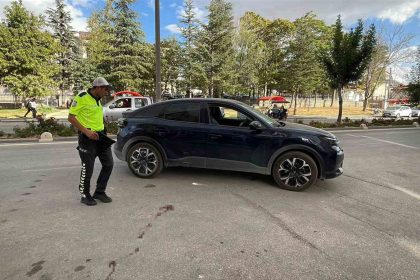 otomobille-elektrikli-bisikletin-carpistigi-kaza-kamerada-1-yarali