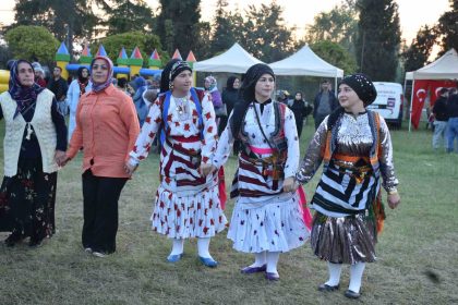 sakaryada-karadeniz-ruzgari-yuzlerce-kisi-horon-teperek-costu