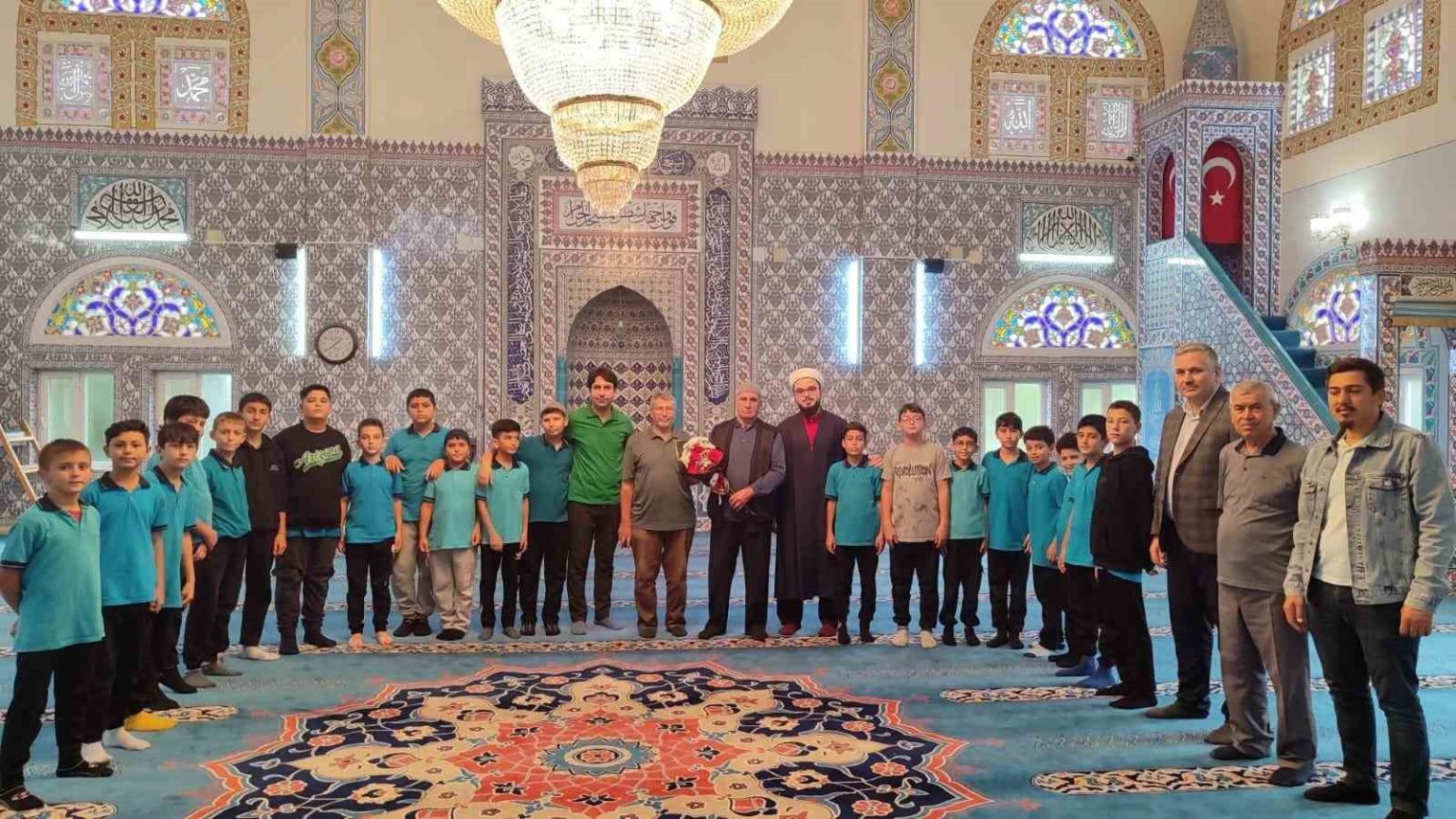 sarigolde-ogrencilerden-din-gorevlilerine-cicekli-tesekkur