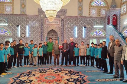 sarigolde-ogrencilerden-din-gorevlilerine-cicekli-tesekkur