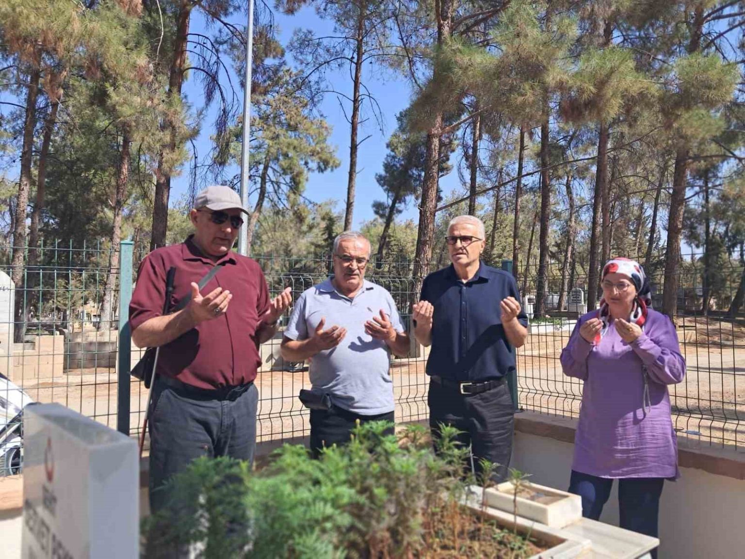 sehit-babasinin-mezarini-58-yil-sonra-buldu-2-yil-sonra-yeniden-ziyaret-etti